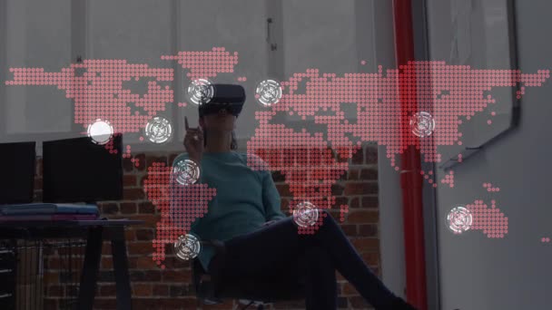 Animacja Mapy Świata Plamy Dwurasowej Bizneswoman Pomocą Zestawu Słuchawkowego Koncepcja — Wideo stockowe