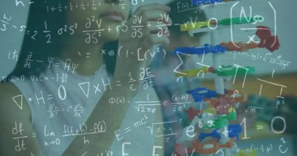 Animering Matematiska Ekvationer Över Biracial Kvinnlig Student Med Modeller Klassrummet — Stockvideo