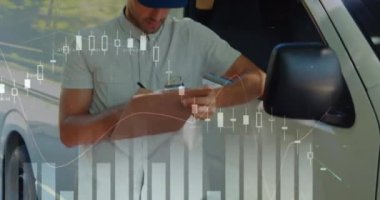 Finansal verilerin animasyonu beyaz erkek kuryenin arabanın önünde el kol hareketi üzerine. iş, finans ve dağıtım hizmetleri kavramı dijital olarak oluşturulmuş video hizmetleri.