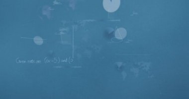 Matematiksel denklemlerin animasyonu ve mavi arka planda veri işleme. küresel iş ve dijital arayüz kavramı dijital olarak oluşturulmuş video.