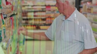 Finansal verilerin animasyonu, pazardan alışveriş yapan Kafkasyalı kıdemli adamın üzerinde. ev bütçesi, finans, ekonomi, alışveriş ve dijital olarak üretilen video konsepti.