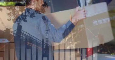 Kafkas erkek kurye paketleri sayarken finansal verilerin animasyonu. iş, finans ve dağıtım hizmetleri kavramı dijital olarak oluşturulmuş video hizmetleri.