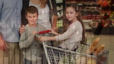 Finansal verilerin pazar yerinde alışveriş yapan beyaz aile üzerinden animasyonu. ev bütçesi, finans, ekonomi, alışveriş ve dijital olarak üretilen video konsepti.