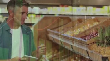 Finansal verilerin piyasada notlarla alışveriş yapan beyaz adam üzerinden canlandırılması. ev bütçesi, finans, ekonomi, alışveriş ve dijital olarak üretilen video konsepti.