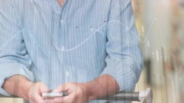 Piyasada akıllı telefon kullanan kıdemli beyaz adamın ellerinde finansal verilerin animasyonu. ev finansmanı, ekonomi ve teknoloji konseptiyle dijital olarak üretilen video.