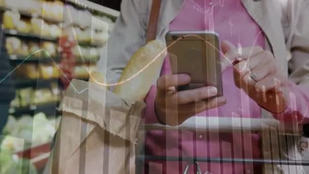 Animação Dados Financeiros Sobre Mãos Mulher Caucasiana Usando Smartphone Compras — Vídeo de Stock