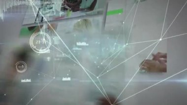 Ekranlardaki farklı iş adamlarıyla olan bağlantıların animasyonu. ticari, ağ, bağlantılar, teknoloji ve dijital arayüz dijital olarak oluşturulmuş video.