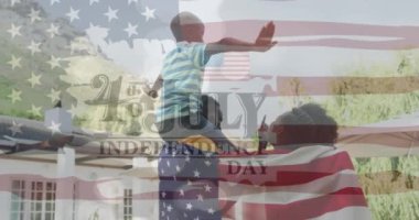 Amerikan bayrağı ve bağımsızlık günü animasyonu Afro-Amerikan ailesinin gülümsemesi üzerine yazılmış. Vatanseverlik ve kutlama konsepti dijital olarak oluşturulmuş video.