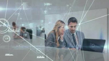 Beyaz uzayda ekranlardaki çeşitli iş adamlarıyla olan bağlantıların animasyonu. ticari, ağ, bağlantılar, teknoloji ve dijital arayüz dijital olarak oluşturulmuş video.