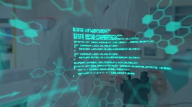 Kafkas kadın ve erkek laboratuvar çalışanları üzerinde bilimsel verilerin animasyonu. Bilim, insan biyolojisi, teknoloji ve dijital arayüz konsepti dijital olarak oluşturulmuş video.