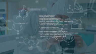 Kafkas kadın ve erkek laboratuvar çalışanları üzerinde bilimsel verilerin animasyonu. Bilim, insan biyolojisi, teknoloji ve dijital arayüz konsepti dijital olarak oluşturulmuş video.