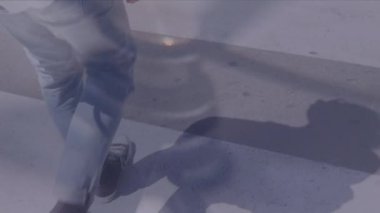 Kafkasyalı bir adamın üzerinde yürüyen saatin animasyonu. küresel iş, finans, bağlantılar ve dijital arayüz konsepti dijital olarak oluşturulmuş video.