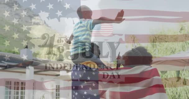 Анимация Американского Флага Текста Дня Независимости Над Улыбкой Африканской Американской — стоковое видео