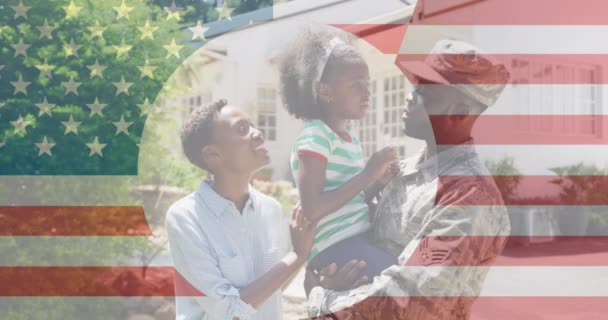 家族とアフリカ系アメリカ人男性兵士に対するアメリカ国旗と独立記念日のテキストのアニメーション 愛国心とお祝いのコンセプトをデジタルで — ストック動画