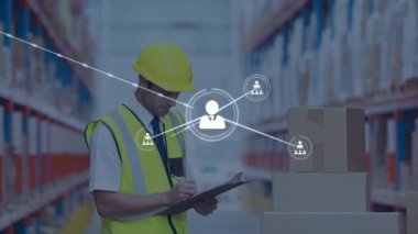 Depodaki beyaz erkek işçilerin ikonlarla olan bağlantılarının animasyonu. küresel iş, bağlantılar ve dijital arayüz konsepti dijital olarak oluşturulmuş video.