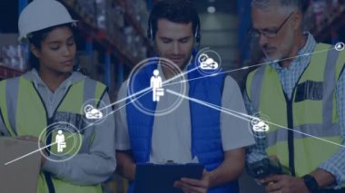 Depodaki çeşitli işçiler üzerindeki simgelerle bağlantı ağının animasyonu. küresel iş, bağlantılar ve dijital arayüz konsepti dijital olarak oluşturulmuş video.