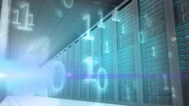 Sunucu odasında ikili kodlama animasyonu. küresel teknoloji ve iletişim arayüzü kavramı dijital olarak oluşturulmuş video.