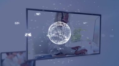 Çeşitli iş adamlarının üzerinde sayılarla birlikte dünyanın animasyonu. küresel iş, bağlantılar ve dijital arayüz konsepti dijital olarak oluşturulmuş video.