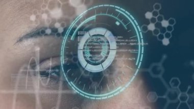 Veri işleme ve endoskopi animasyonu beyaz kadının gözlerini tarıyor. küresel teknoloji, bağlantılar ve dijital arayüz konsepti dijital olarak oluşturulmuş video.