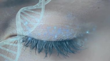 Kafkasyalı bir kadının gözünün üzerinde lekeler ve DNA iplikçikleri. küresel teknoloji, bağlantılar ve dijital arayüz konsepti dijital olarak oluşturulmuş video.