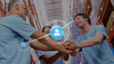 Depo çalışanları üzerinde bağlantılar ve simgelerin animasyonu. küresel bağlantılar, iş dünyası, dijital arayüz, teknoloji ve ağ konsepti dijital olarak oluşturulmuş video.