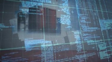 Sunucular ve şehir manzarası üzerinde veri işleme animasyonu. bilgisayarlar, teknoloji, veri işleme, bağlantılar ve dijital arayüz konsepti dijital olarak oluşturulmuş video.