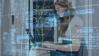 Laptop kullanan odaklı beyaz kadın üzerinde veri işleme animasyonu. bilgisayarlar, teknoloji, veri işleme, bağlantılar ve dijital arayüz konsepti dijital olarak oluşturulmuş video.