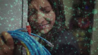 Sunucuda kabloları olan ağlayan beyaz bir kadın için bağlantı ağının animasyonu. bilgisayarlar, teknoloji, veri işleme, bağlantılar ve dijital arayüz konsepti dijital olarak oluşturulmuş v