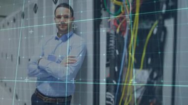 Sunucuda duran beyaz adamın hareket halindeki ekranının animasyonu. bilgisayarlar, teknoloji, veri işleme, bağlantılar ve dijital arayüz konsepti dijital olarak oluşturulmuş video.