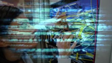 Sunucudaki kabloları birbirine bağlayan melez kadının veri işleme animasyonu. bilgisayarlar, teknoloji, veri işleme, bağlantılar ve dijital arayüz konsepti dijital olarak oluşturulmuş video.