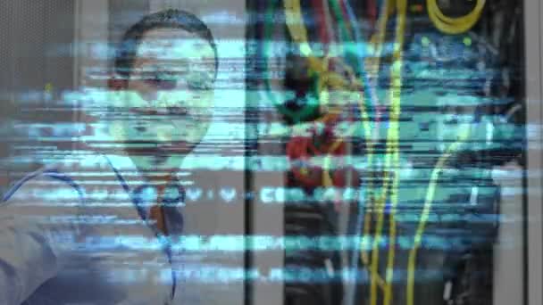 Анимация Обработки Данных Над Счастливым Кавказцем Стоящим Серверах Компьютеры Технологии — стоковое видео