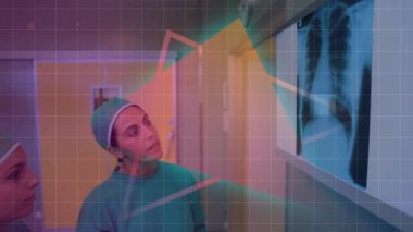 Farklı kadın doktorların röntgen fotoğraflarına bakarak hareket eden üçgen ve karelerin animasyonu. tıp ve sağlık hizmetleri kavramı dijital olarak üretilen video.