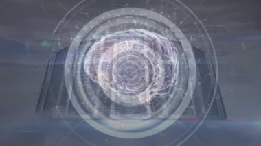 Gökyüzü ve sunucular üzerinde dönen beynin animasyonu. İnternet, bilgisayarlar, veri işleme, bağlantılar ve dijital arayüz konsepti dijital olarak oluşturulmuş video.