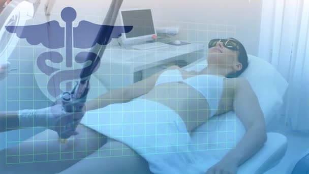女性患者にレーザー治療を作る出生女性医師上の医学のシンボルのアニメーション 審美的な医療と美容サービスの概念デジタルで生成されたビデオ — ストック動画