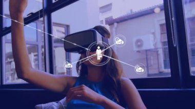 VR kulaklık kullanan iki ırklı iş kadınının üzerindeki simgelerle olan bağlantıların animasyonu. küresel iş, finans, bağlantılar ve dijital arayüz konsepti dijital olarak oluşturulmuş video.