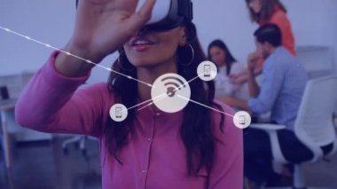 VR kulaklık kullanan farklı iş adamlarının üzerindeki simgelerle bağlantı ağının animasyonu. küresel iş, finans, bağlantılar ve dijital arayüz konsepti dijital olarak oluşturulmuş video.