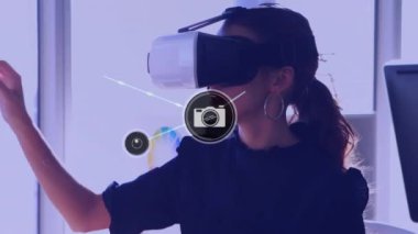 VR kulaklık kullanan Kafkas iş kadını üzerindeki simgelerle bağlantı ağının animasyonu. küresel iş, finans, bağlantılar ve dijital arayüz konsepti dijital olarak oluşturulmuş video.