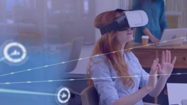 VR kulaklık kullanan Kafkas iş kadını üzerindeki simgelerle bağlantı ağının animasyonu. küresel iş, finans, bağlantılar ve dijital arayüz konsepti dijital olarak oluşturulmuş video.
