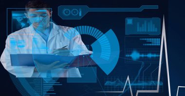 Mavi arka planda notlar alan erkek doktor üzerinde veri işleme ile dijital arayüz. Bilgisayar arayüzü ve tıbbi araştırma teknolojisi kavramı