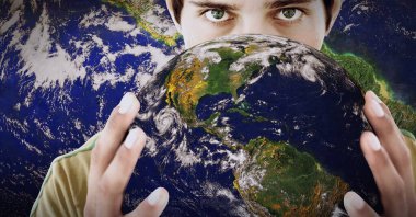 Dünya dokusuna karşı bir küre tutan beyaz bir adamın portresi. yaratıcı çevre ve ekoloji kavramı