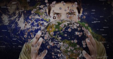 Dünya 'yı tutan adamın üzerindeki insanların fotoğraflarıyla bağlantılı ağın bileşimi. küresel ağ ve bağlantılar konsepti dijital olarak oluşturulmuş görüntü.