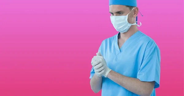 Zusammensetzung Des Männlichen Chirurgen Gesichtsmaske Mit Kopierraum Auf Rosa Hintergrund — Stockfoto