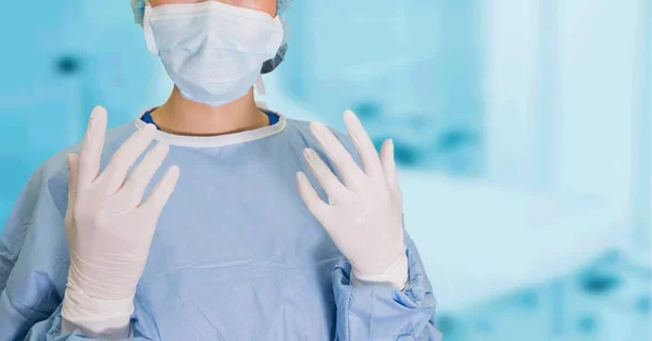 Der Mittlere Teil Der Gesundheitshelfer Trägt Handschuhe Maske Und Bluse — Stockfoto