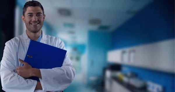 Médico Sonriente Con Pasillo Del Hospital Fondo Salud Conceptos Profesionales — Foto de Stock