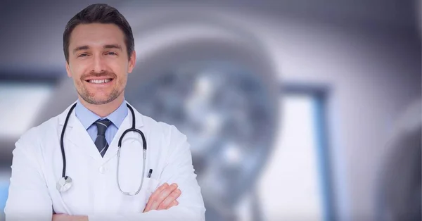 Retrato Médico Caucásico Con Los Brazos Cruzados Sonriendo Contra Hospital —  Fotos de Stock