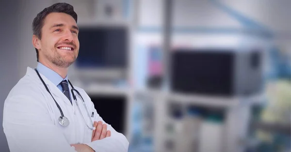 Médico Caucásico Con Los Brazos Cruzados Sonriendo Contra Hospital Fondo —  Fotos de Stock