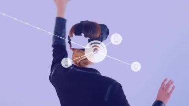 VR kulaklık kullanan Kafkas iş kadını üzerindeki simgelerle bağlantı ağının animasyonu. küresel iş, finans, bağlantılar ve dijital arayüz konsepti dijital olarak oluşturulmuş video.