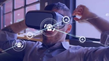 VR kulaklık kullanılarak, iki ırklı iş adamının üzerindeki simgelerle olan bağlantıların animasyonu. küresel iş, finans, bağlantılar ve dijital arayüz konsepti dijital olarak oluşturulmuş video.