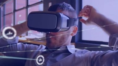 VR kulaklık kullanılarak, iki ırklı iş adamının üzerindeki simgelerle olan bağlantıların animasyonu. küresel iş, finans, bağlantılar ve dijital arayüz konsepti dijital olarak oluşturulmuş video.