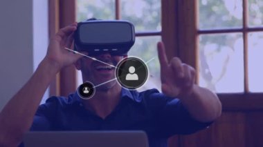 VR kulaklık kullanılarak, iki ırklı iş adamının üzerindeki simgelerle olan bağlantıların animasyonu. küresel iş, finans, bağlantılar ve dijital arayüz konsepti dijital olarak oluşturulmuş video.